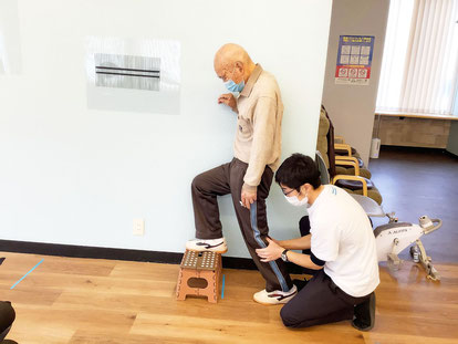ご自宅の手すりを確認する支援場面